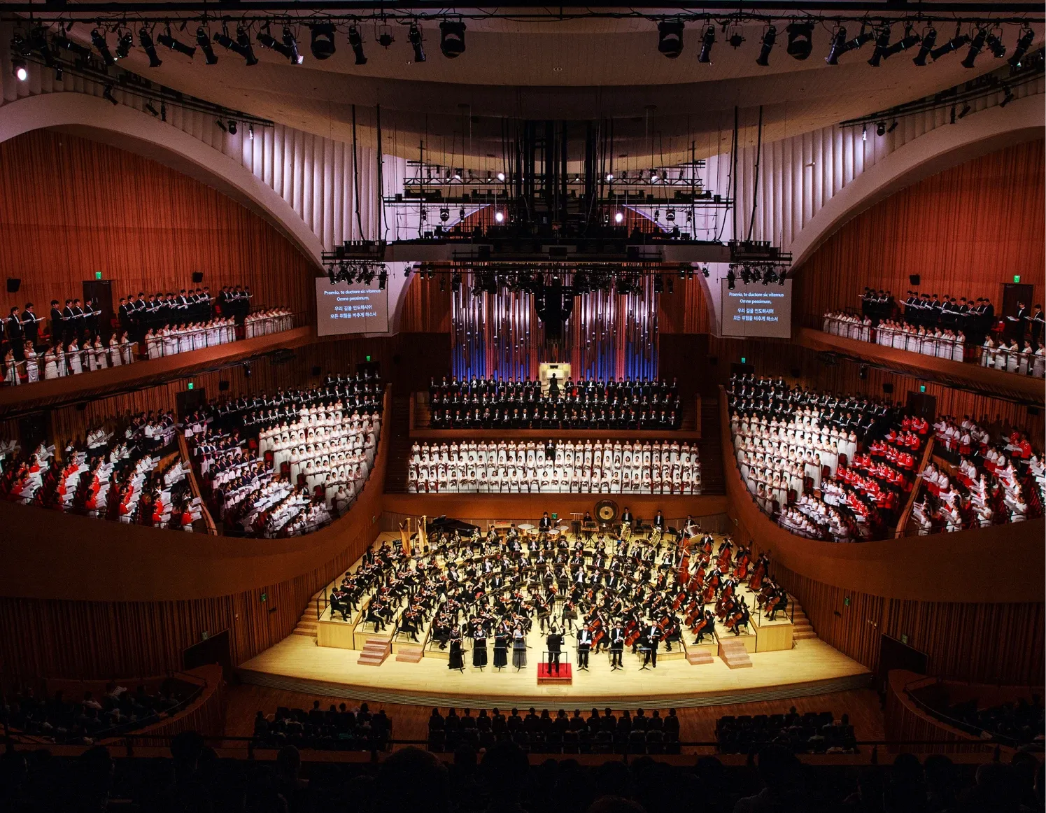 Lotte Concert Hall in Seoul – Innenansicht des Konzertsaals mit Bühne und Orgel